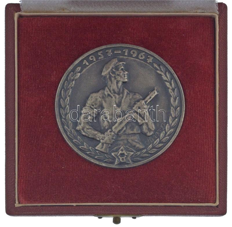 1967. 'Munkásőrség 1957-1967' ezüstpatinázott emlékérem eredeti, sérült dísztokba rögzítve (48mm) T:AU