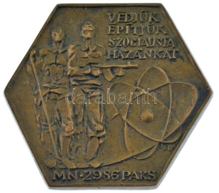~1970-1980. 'VÉDJÜK ÉPÍTJÜK SZOCIALISTA HAZÁNKAT MN 2986 (164. általános műszaki zászlóalj) PAKS' egyoldalas bronz emlékplakett (80x72mm) T:XF