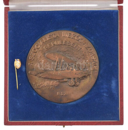 1987. 'A Szocialista Mezőgazdasági Repülésért' bronz emlékplakett, hátoldalon névre szóló gravírozással '20 ÉVES TÖRZSGÁRDA TAGSÁGÉRT 1987', eredeti dísztokban. Szign: RSZ (96mm) T:XF patina