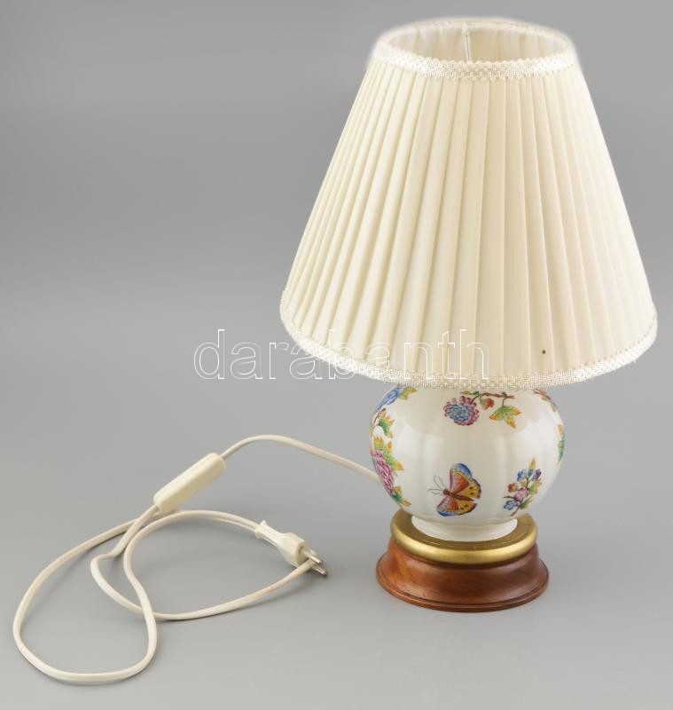 Herendi Viktória mintás porcelán testű lámpa, fa talppal, ernyővel. Kézzel festett, jelzés nem látható, minimális kopással, m: 38 cm. (Égő nélkül, nincs kipróbálva.)