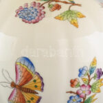 Herendi Viktória mintás porcelán testű lámpa, fa talppal, ernyővel. Kézzel festett, jelzés nem látható, minimális kopással, m: 38 cm. (Égő nélkül, nincs kipróbálva.) - Image 2