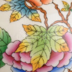 Herendi Viktória mintás porcelán testű lámpa, fa talppal, ernyővel. Kézzel festett, jelzés nem látható, minimális kopással, m: 38 cm. (Égő nélkül, nincs kipróbálva.) - Image 3