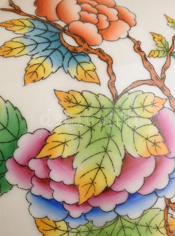 Herendi Viktória mintás porcelán testű lámpa, fa talppal, ernyővel. Kézzel festett, jelzés nem látható, minimális kopással, m: 38 cm. (Égő nélkül, nincs kipróbálva.) - Image 3