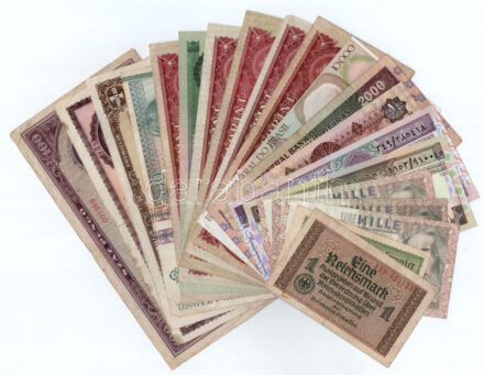 Vegyes 27db-os magyar és külföldi bankjegy tétel, közte korona és szocialista forintok T:F,VG