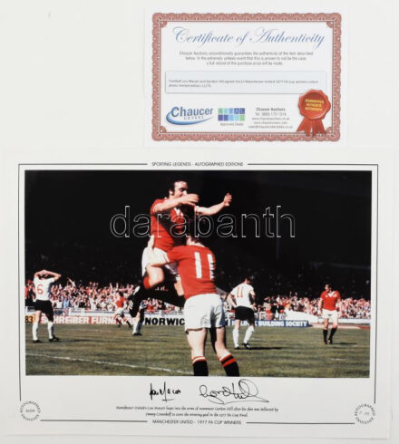 Lou Macari és Gordon Hill, a Manchester United 1977-es FA Kupa-győztes labdarúgócsapata játékosainak autográf aláírásai fotónyomaton, tanúsítvánnyal, 40x30 cm / Autograph signed photo of Lou Macari and Gordon Hill, players of