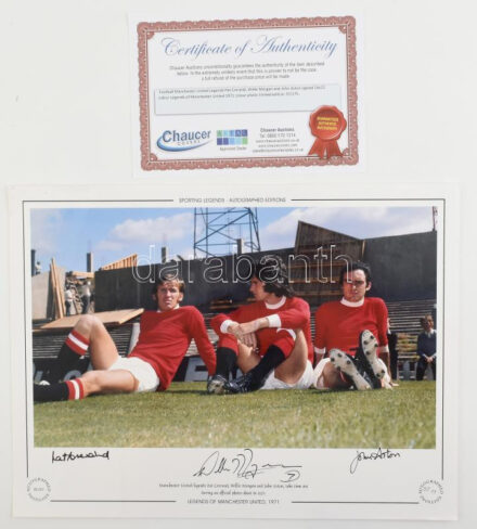 Pat Crerand, Willie Morgan és John Aston labdarúgók, a Manchester United legendás játékosainak autográf aláírásai fotónyomaton, tanúsítvánnyal, 40x30 cm / Autograph signed photo of Pat Crerand, Willie Morgan and John Aston