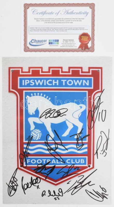 Az Ipswich Town FC angol labdarúgócsapat (2014-15-ös szezon) játékosainak autográf aláírásai fotónyomaton, tanúsítvánnyal, 40x30 cm / Autograph signatures of Ipswich Town FC players from the 2014/15 season, with certificate, 40x30 cm