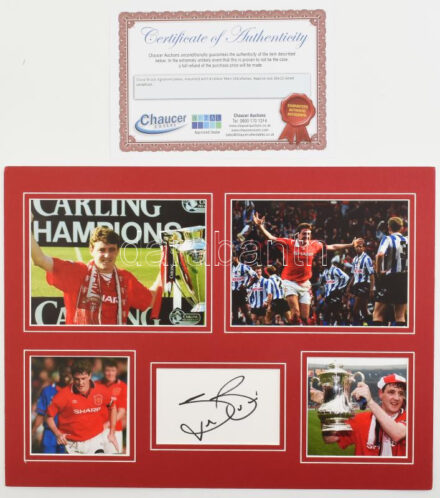 Steve Bruce angol labdarúgó, a Manchester United legendás játékosának autográf aláírása fotó-összeállításon, paszpartuban, tanúsítvánnyal, teljes méret: 40x30 cm / Autograph signature of Steve Bruce English footballer, legendary