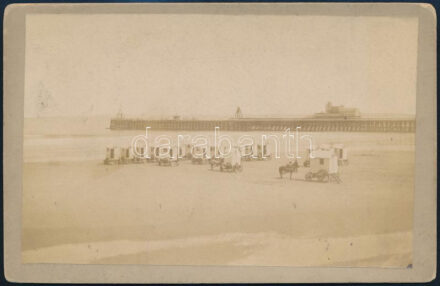 1879 Ostende, fürdőkocsik és estacade (móló), keményhátú fotó, hátoldalon feliratozva, 10,5×16,5 cm