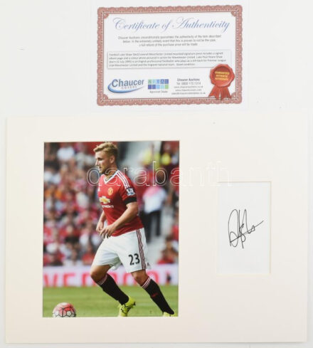 Luke Shaw angol labdarúgó, a Manchester United játékosának autográf aláírása, fotóval, paszpartuban, tanúsítvánnyal, teljes méret: 40x30 cm / Autograph signature of Luke Shaw English footballer, Manchester United player, in photo