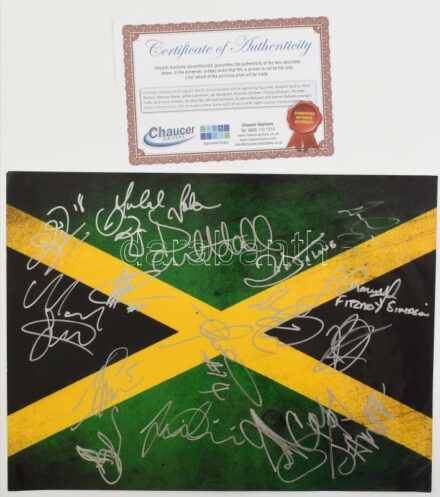 A jamaikai labdarúgó-válogatott játékosainak (Paul Hall, Rodolph Austin, Deon Burton, stb.) autográf aláírásai fotónyomaton, tanúsítvánnyal, 40x30 cm (Ritka) / Autograph signatures of the Jamaica national football team's players (Paul