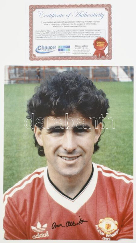 Arthur Albiston skót labdarúgó, a Manchester United legendás játékosának autográf aláírása fotónyomaton, tanúsítvánnyal, 40x30 cm / Autograph signed photo of Arthur Albiston Scottish footballer, legendary Manchester United player,