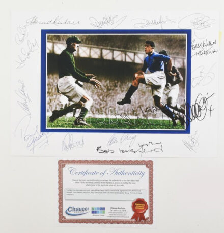 Az Everton FC angol labdarúgócsapat legendás játékosainak (Howard Kendall, Colin Harvey, Paul Gascoigne, stb.) autográf aláírásai fotónyomaton, tanúsítvánnyal, 40x30 cm / Autograph signatures of legendary Everton FC players (Howard