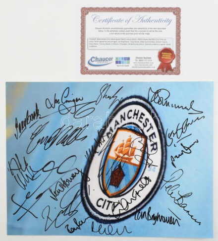 A Manchester City FC angol labdarúgócsapat korábbi játékosainak (Joe Corrigan, Ian Brightwell, Mike Summerbee, stb.) autográf aláírásai fotónyomaton, tanúsítvánnyal, 40x30 cm (Ritka) / Autograph signatures of former Manchester City FC