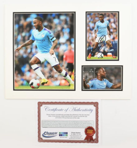 Raheem Sterling angol labdarúgó, a Chelsea FC (korábban a Manchester City és a Liverpool) játékosának autográf aláírása fotó-összeállításon, paszpartuban, tanúsítvánnyal, teljes méret: 40x30 cm / Autograph signature of Raheem