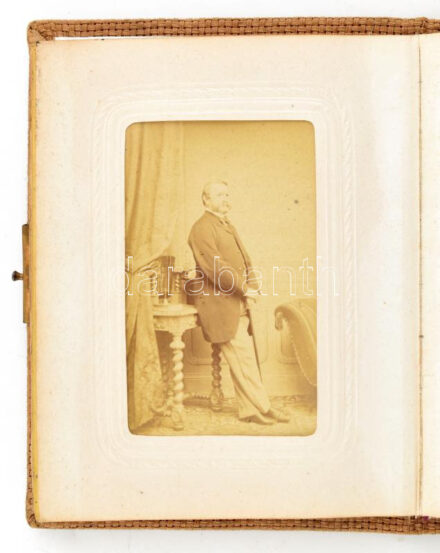 cca 1860-1890 Dekoratív rézveretes, vászonborítású fotóalbum, benne vizitkártyák magyar és külföldi műtermekből (Pest, Bécs, Temesvár, stb.), közte érdekesebb, nevesített személyek (vizmai Lukács Mór MTA-tag, Prónay család