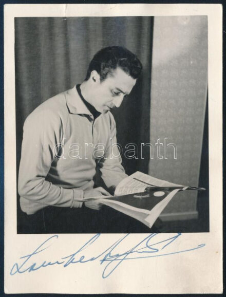 cca 1955 Lamberto Gardelli (1915-1998) olasz-svéd karmesterről készített eredeti fotó, saját kezű aláírásával