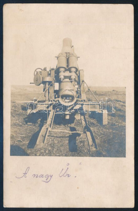 1916 30,5 cm-es mozsárágyú, 'A nagy úr' felirattal, jó állapotban, hátoldalon kisebb foltokkal, 13,5×8,5 cm