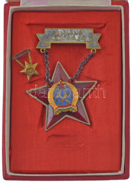 ~1950. 'Kiváló Dolgozó' Rákosi-címeres zománcozott kitüntetés, eredeti Rákosi-címeres tokban, miniatűrrel T:XF,VF zománchiba