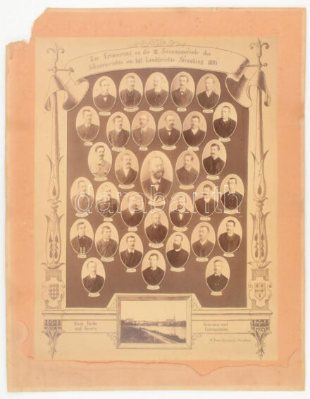 1895 'Zur Erinnerung an die III. Sitzungsperiode des Schwurgerichts am kgl. Landgerichte Strabing 1895.' Straubingi királyi esküdtszék tablófotója, fotó kartonon, Straubing, M. Kraus Photograph, sérült, foltos kartonnal, 39x30 cm