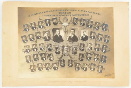 1932 A Hódmezővásárhelyi Ref. Gimnázium 1931-32 tanévben végzett növendékei, Schnitzer műterméből, fotó kartonon, sérült kartonnal, a karton hátoldala foltos, 27x38 cm