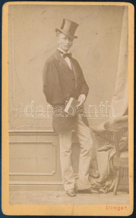 Gróf zicsi és vázsonykői Zichy Géza Emil János (1849-1924) magyar író, drámaíró, színműíró, zeneszerző, félkarú zongoraművész, belső titkos tanácsos, császári és királyi kamarás, főrendiházi tag. 1875-től 1918-ig, 43