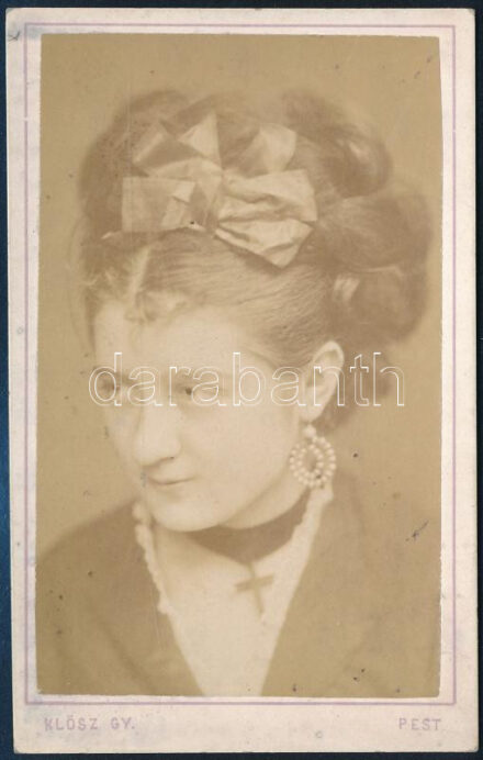 Neszveda Riza (1855-1875) kolozsvári primadonna, keményhátú fotó Klösz - Hatschek műterméből, 10,5×6,5 cm