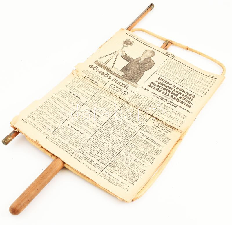 Kávéházi újságolvasó Az Est újsággal 1933