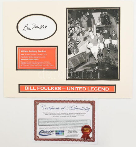 Bill Foulkes angol labdarúgó, a Manchester United legendás játékosának (688-szor lépett pályára a csapat színeiben) autográf aláírása fotó-összeállításon, paszpartuban, tanúsítvánnyal, teljes méret: 40x30 cm / Autograph