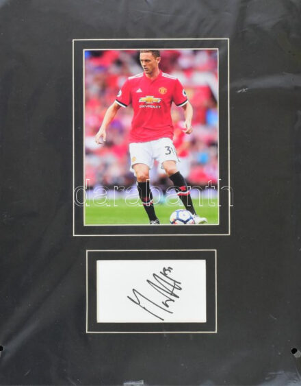 Nemanja Matić szerb labdarúgó, az AS Roma (korábban a Manchester United és a Chelsea) játékosának autográf aláírása, fotóval, paszpartuban, tanúsítvánnyal, teljes méret: 40x30 cm / Autograph signature of Nemanja Matić Serbian