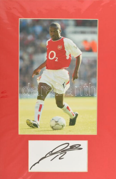 Lauren (Laureano Bisan-Etame Mayer) kameruni labdarúgó, az Arsenal FC volt játékosának autográf aláírása, fotóval, paszpartuban, tanúsítvánnyal, teljes méret: 39x25 cm / Autograph signature of Lauren (Laureano Bisan-Etame Mayer)