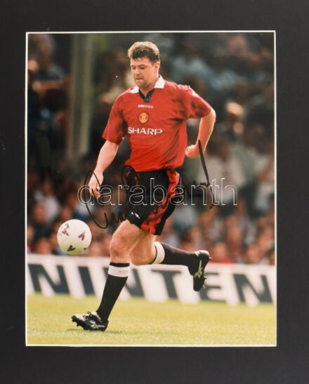 Gary Pallister angol labdarúgó, a Manchester United volt játékosának autográf aláírása fotónyomaton, paszpartuban, tanúsítvánnyal, teljes méret: 36x30 cm / Autograph signed photo of Gary Pallister English footballer, former Manchester