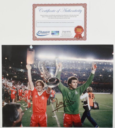 Peter Shilton angol labdarúgó, a Nottingham Forest FC legendás kapusának autográf aláírása fotónyomaton, tanúsítvánnyal, 40x30 cm / Autograph signed photo of Peter Shilton English footballer, legendary goalkeeper of Nottingham Forest