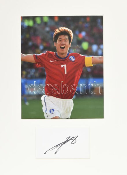 Pak Csiszong (Park Ji-Seong) dél-koreai labdarúgó, a Manchester United volt játékosa (19 trófeával a futball történetének egyik legsikeresebb ázsiai játékosa) autográf aláírása, fotóval, paszpartuban, tanúsítvánnyal, teljes