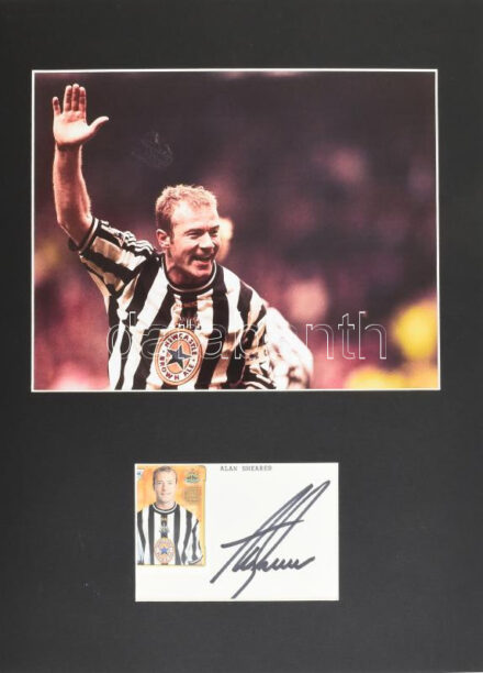Alan Shearer angol labdarúgó, a Newcastle United volt játékosának autográf aláírása, fotóval, paszpartuban, tanúsítvánnyal, teljes méret: 40x30 cm / Autograph signature of Alan Shearer English footballer, former Newcastle United