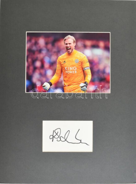 Kasper Schmeichel dán labdarúgó, a Leicester City 2015-16-os Premier League-győztes csapata kapusának autográf aláírása, fotóval, paszpartuban, tanúsítvánnyal, teljes méret: 40x30 cm / Autograph signature of Kasper Schmeichel Danish