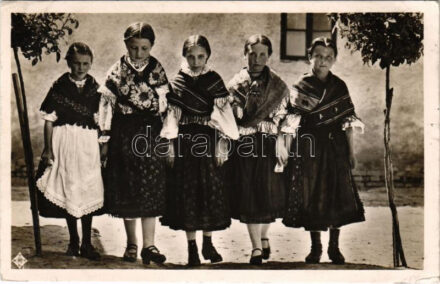 Kaposvári népviselet, leánykák, magyar folklór / Hungarian folklore from Kaposvár (EK)