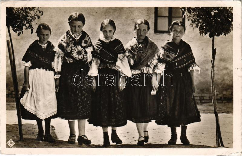 Kaposvári népviselet, leánykák, magyar folklór / Hungarian folklore from Kaposvár (EK)