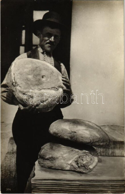 Egy család heti kenyérfogyasztása, magyar folklór / Hungarian folklore, home-made bread