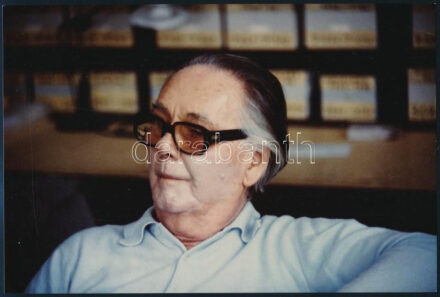 Hervé, Rodolf (1957-2000): Victor Vasarely portréja a műtermében. Hátoldalán pecséttel jelzett fotó, 16x24 cm / Hervé, Rodolf (1957-2000): Victor Vasarely in his studio. Photo with the stamp of Hervé.