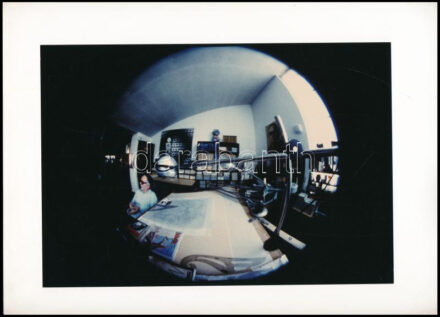 Hervé, Rodolf (1957-2000): Victor Vasarely portréja a műtermében. Hátoldalán pecséttel jelzett fotó, 16x24 cm / Hervé, Rodolf (1957-2000): Victor Vasarely in his studio. Photo with the stamp of Hervé.