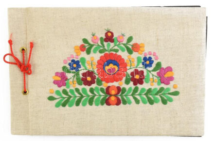 1981 Budapesti Tavaszi Fesztivál. Dr. Juhász Béla miniszter, Háry Béla politikusok és a főváros képviselői a kiállításról készített fotók albumban. 12 fotóval Fotók 12x14 cm