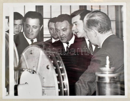 1968 Magyarországi kereskedelmi delegáció látogatása a Gilette gyárban Isleworthben fotóalbum Juhar Zoltán és a látogató küldöttség, fotók feliratozott albumban. 12 fotóval Fotók 22x17 cm / Hungary trade delegation visit in