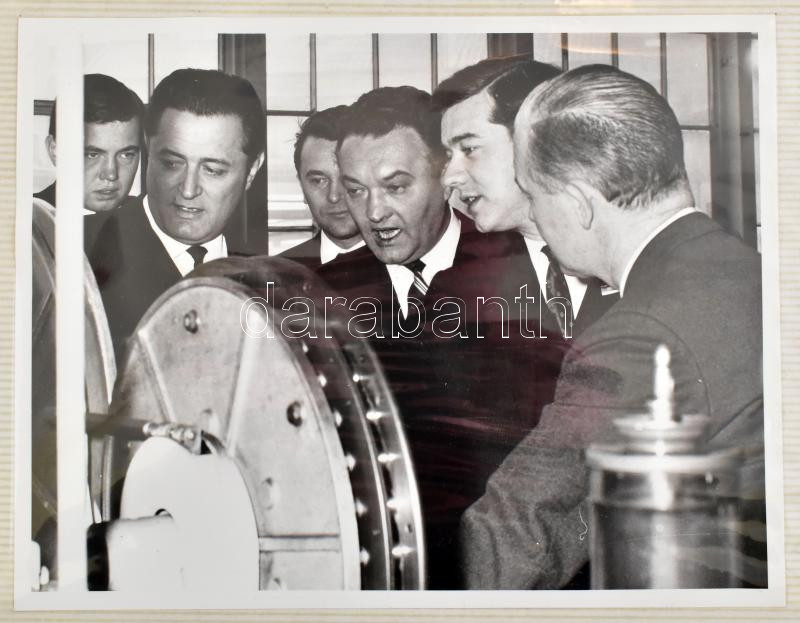 1968 Magyarországi kereskedelmi delegáció látogatása a Gilette gyárban Isleworthben fotóalbum Juhar Zoltán és a látogató küldöttség, fotók feliratozott albumban. 12 fotóval Fotók 22x17 cm / Hungary trade delegation visit in