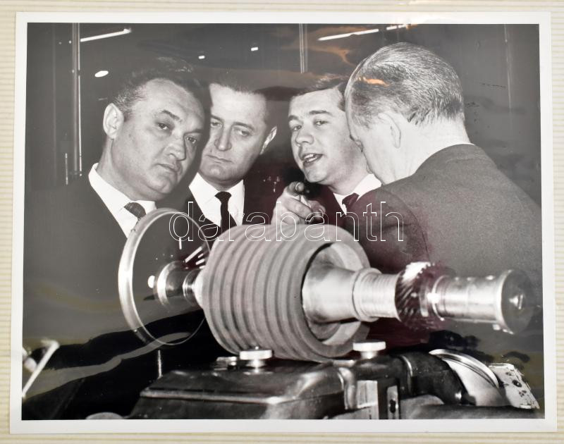 1968 Magyarországi kereskedelmi delegáció látogatása a Gilette gyárban Isleworthben fotóalbum Juhar Zoltán és a látogató küldöttség, fotók feliratozott albumban. 12 fotóval Fotók 22x17 cm / Hungary trade delegation visit in - Image 2