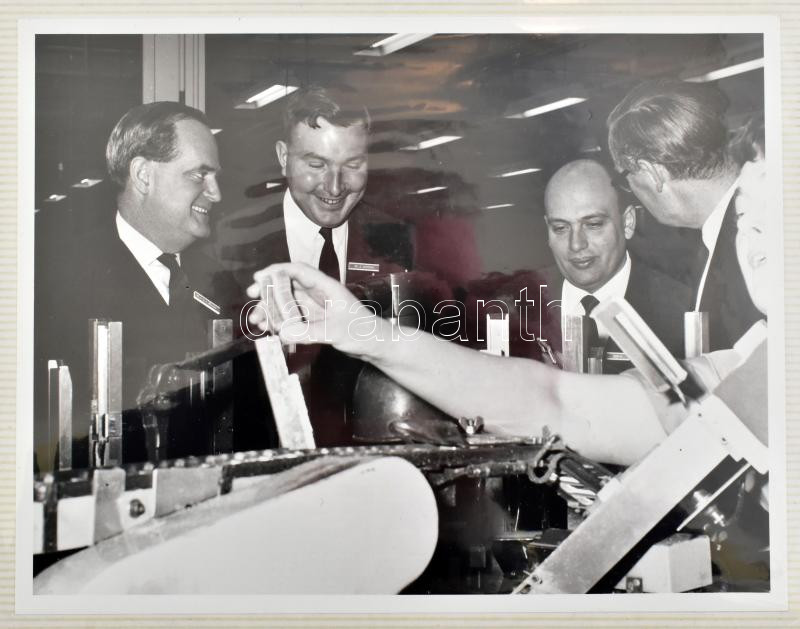 1968 Magyarországi kereskedelmi delegáció látogatása a Gilette gyárban Isleworthben fotóalbum Juhar Zoltán és a látogató küldöttség, fotók feliratozott albumban. 12 fotóval Fotók 22x17 cm / Hungary trade delegation visit in - Image 3