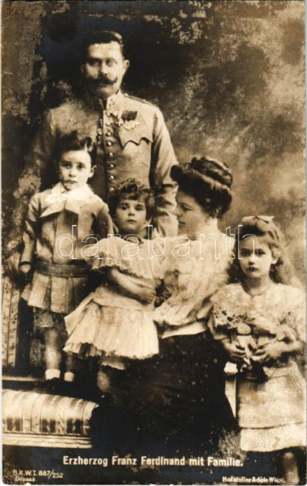 Ferenc Ferdinánd főherceg a családdal / Erzherzog Franz Ferdinand mit Familie / Archduke Franz Ferdinand with his family. Hofatelier Adele Wien. B.K.W.I. 887/252. (EK)