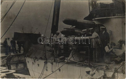 1916 Június 22 - Fiume, Rijeka; SMS Csepel osztrák-magyar Tátra osztályú romboló javítási munkálatai a szárazdokkban miután San Remotól délre a BERNOULLI francia tengeralattjáró megtorpedózta, matrózok és magas rangú