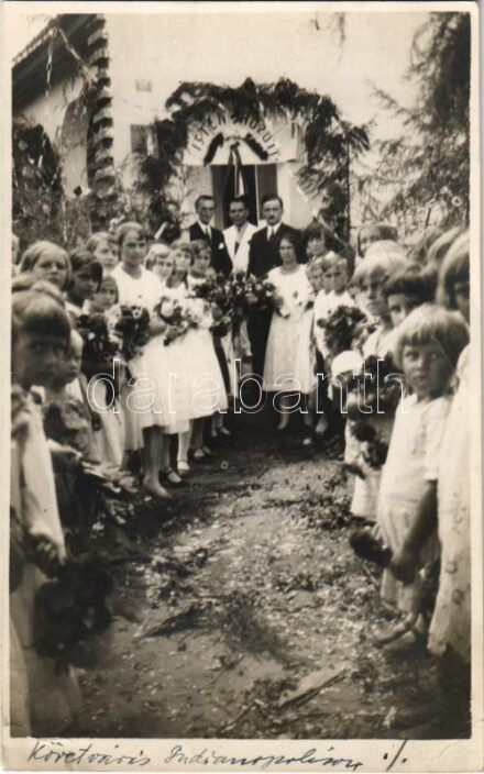~1935 Sao Paulo egyik külvárosában, Indianópolisban a magyar iskolás gyermekek várják Haydin Albert riói követ megérkeztét, 'Isten hozott' felirat. photo (fa)