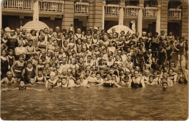 Budapest XIV. Széchenyi fürdő, fürdőzők. photo (lyuk / pinhole)